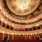 Opuszczanie żyrandola w Teatrze im. Słowackiego w Krakowie