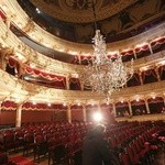 Opuszczanie żyrandola w Teatrze im. Słowackiego w Krakowie