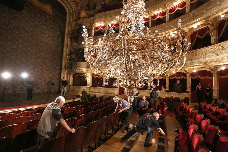 Opuszczanie żyrandola w Teatrze im. Słowackiego w Krakowie