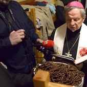 Różańce dla podopiecznych Domu dla Bezdomnych poświęcił bp Henryk Tomasik