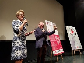 Małgorzata Kowalska i ks. Krzysztof Ora na scenie.