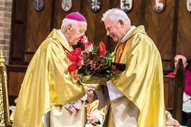 ▲	Arcybiskup senior jako zawołanie biskupie obrał słowa: „Diligimus opere et veritate” („Miłujmy czynem i prawdą”).
