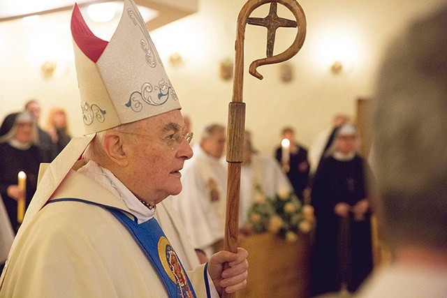 Arcybiskup urodził się w 1942 r. w Warszawie. – Złożyłem na ręce Ojca Świętego dymisję – mówi.