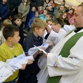 Obrzęd przyjęcia nowych ministrantów kończy nałożenie poświęconej komży