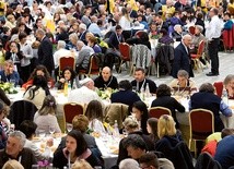 Papież Franciszek je posiłek z ubogimi podczas 1. Światowego Dnia Ubogich. 
19.11.2017 Watykan