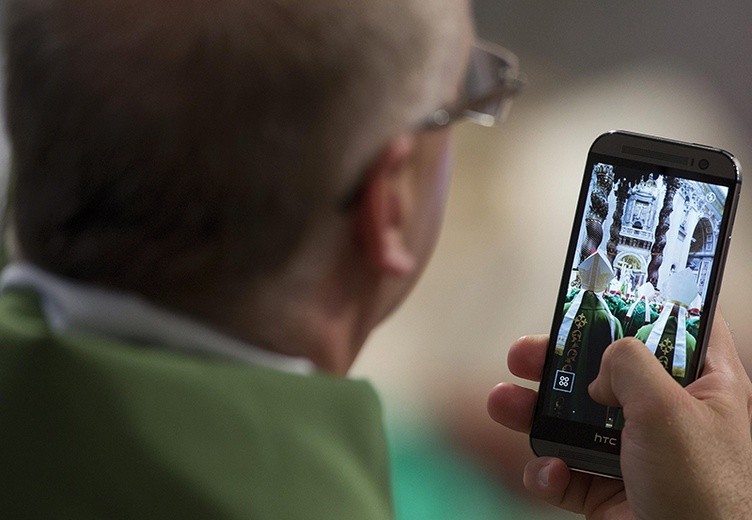 Bardzo mnie smuci to, gdy odprawiam Mszę i widzę tyle podniesionych telefonów – powiedział papież Franciszek.