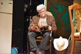Główny bohater w jednej ze scen czyta "Gościa Niedzielnego"