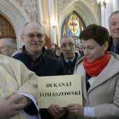 Przedstawiciele dekanatu tomaszowskiego odbierają różaniec i świecę na Jerycho Różańcowe