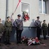 Tablicę umieszczono na ścianie obecnej Komendy Powiatowej Policji w Łowiczu