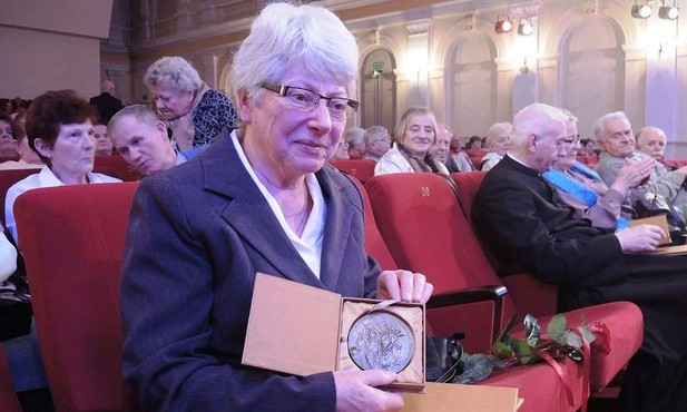 Małgorzata Midor z Pietrzykowic z wręczonym jej medalem Akcji Katolickiej
