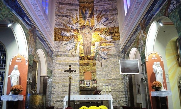 Mozaika autorstwa prof. Wiktora Zina i jego uczniów, przedstawiająca Chrystusa Króla w sporyskiej świątyni
