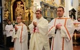 Bp Wojciech Osial i nowi diakoni - Jakub Zakrzewski (po lewej) oraz Łukasz Blados