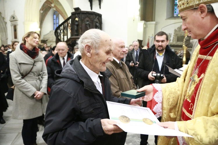 Wręczenie medali "Dei Regno Servire"