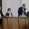 Prowadzącym podczas pierwszej części konferencji był ks. dr hab. Adam Maj z KUL. Od lewej: ks. Wojciech Wojtyła, Dorota Gonigroszek, ks. Adam Maj i ks. Sławomir Fundowicz