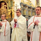▲	Biskup Wojciech Osial i nowi diakoni – Jakub Zakrzewski (po lewej) i Łukasz Blados.