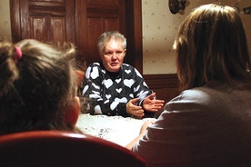 Elżbieta Jeleńska w rozmowie z panią Anną i jej córką.