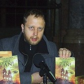 ◄	Krzysztof Koziołek to znany w Polsce i popularny autor kryminałów retro.