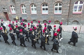 Tradycyjna pobudka i przemarsz na poranną Mszę w dzielnicy Nikiszowiec. 