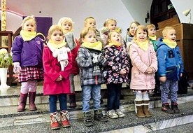 Wszystkie dzieci chętnie i z radością wykonywały pieśni.