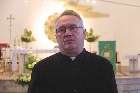 ◄	Ksiądz Janusz Stefanek proboszczem parafii jest od 11 lat. 