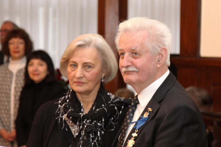 W uroczystości wręczenia krzyża Klausowi Leutnerowi towarzyszyła pochodząca z Głowna żona Alina