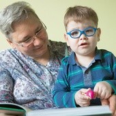 Opiekunka Huberta ma tylko jedno marzenie: żeby chłopczyk znalazł wreszcie bezpieczny dom.