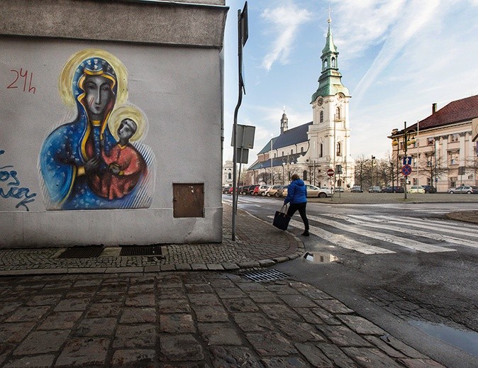 Wezwanie świątyni: Wniebowstąpienia Najświętszej Maryi Panny – to dżentelmeński gest świętego wskazującego z dumą swą Małżonkę.