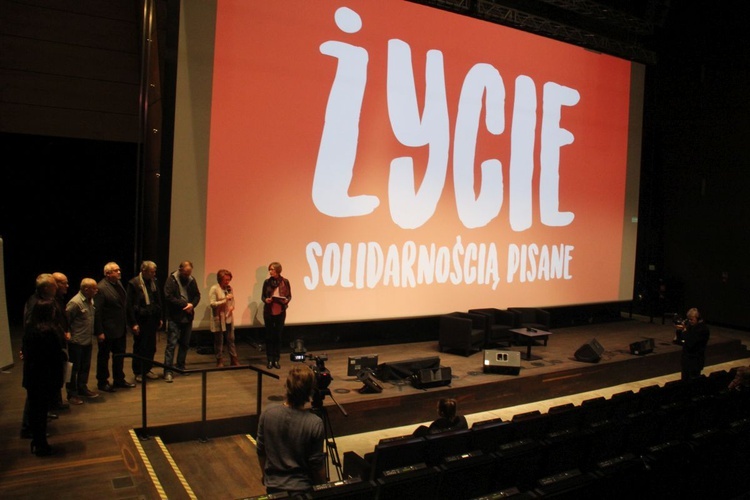 Pokaz filmu "Życie solidarnością pisane".