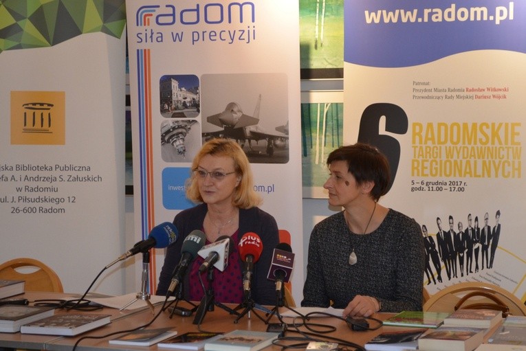 O nominacjach do Nagrody Literackiej informowała Anna Skubisz-Szymanowska, dyrektor Miejskiej Biblioteki Publicznej (z lewej)