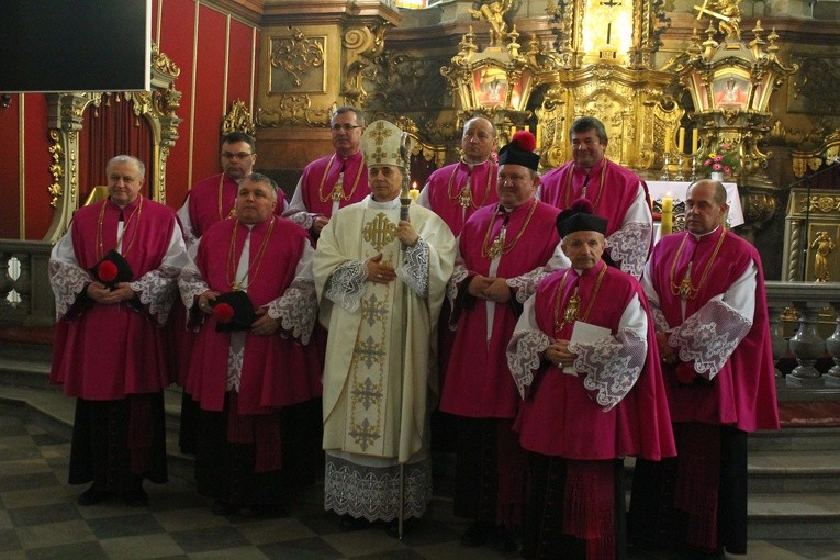 Do kapituły należy 18 księży,prepozytem jest dziekan kłodzki, ks. Julian Rafałko