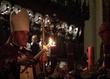 Bp Zbigniew Zieliński zapalił pierwszą świecę z adwentowego wieńca 