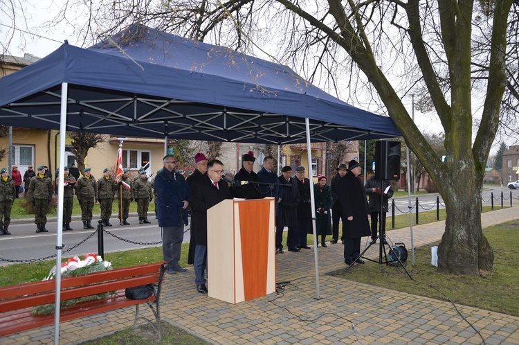 Odłsonięcie monumentu poświęconego Janowi Karskiemu w Izbicy