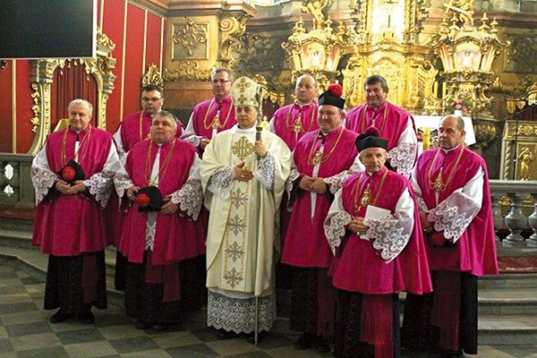 Do kapituły należy 18 księży. Prepozytem jest dziekan kłodzki, ks. Julian Rafałko.