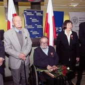 Opowiadają nieustannie o tym, co przeżyli: Karol Tendera (pierwszy z lewej), Stanisław M. Jankowski (trzeci z lewej), Aleksandra Szemioth i Ryszard Majdzik.