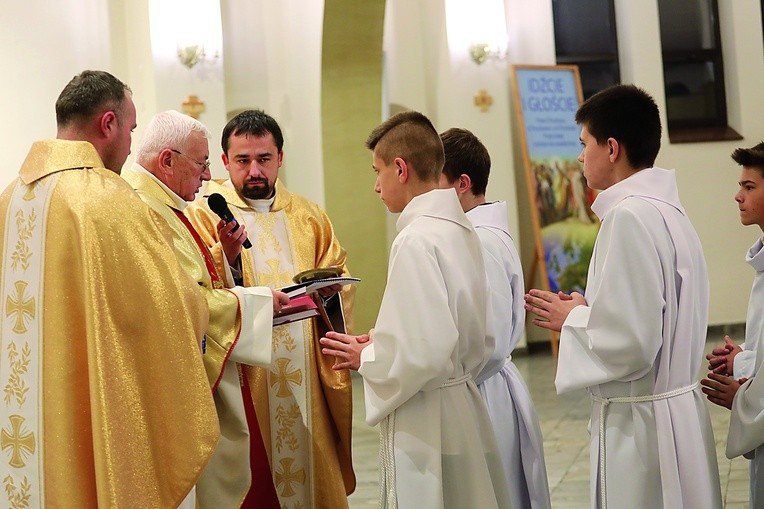 Nowi lektorzy otrzymali księgi Pisma Świętego.