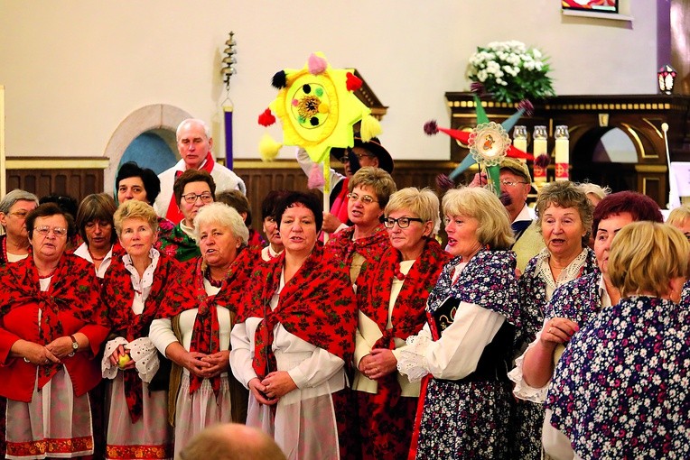 Chór seniorów w kościele Trójcy Przenajświętszej.