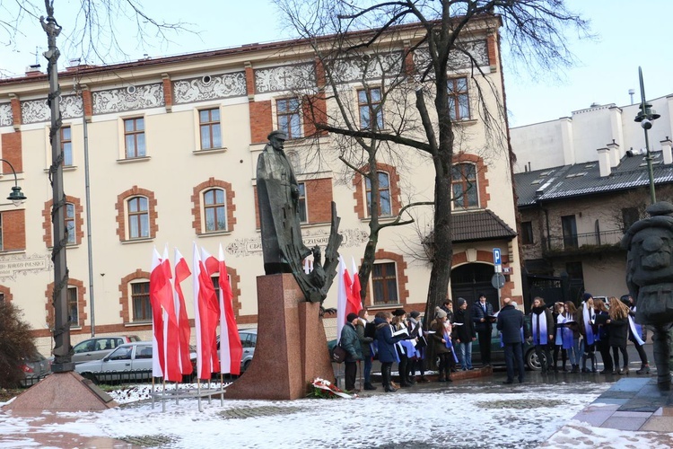 Uczniowie uczcili pamięć marszałka Józefa Piłsudskiego