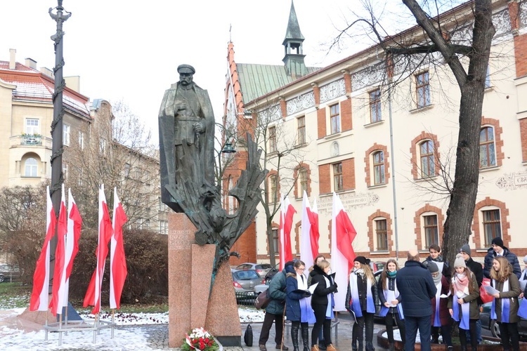 Uczniowie uczcili pamięć marszałka Józefa Piłsudskiego