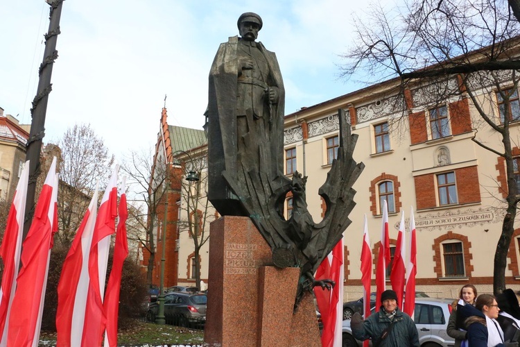 Uczniowie uczcili pamięć marszałka Józefa Piłsudskiego