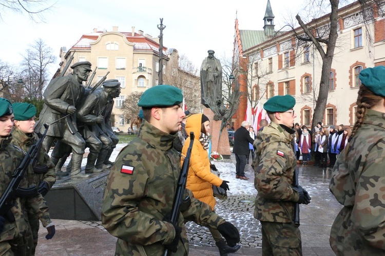 Uczniowie uczcili pamięć marszałka Józefa Piłsudskiego