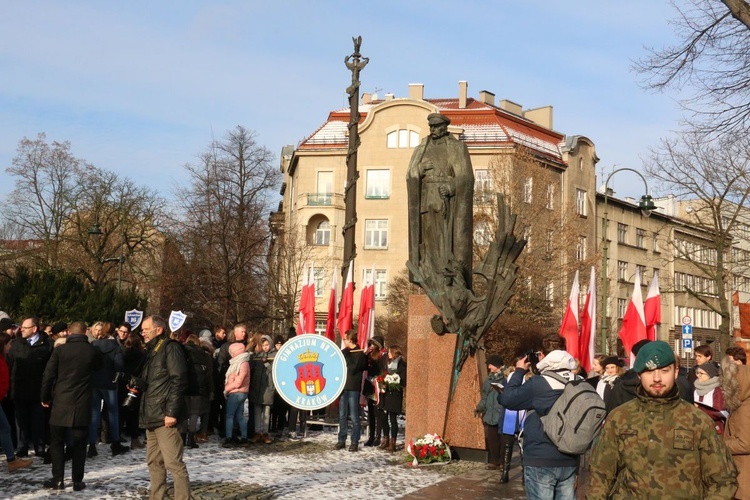 Uczniowie uczcili pamięć marszałka Józefa Piłsudskiego