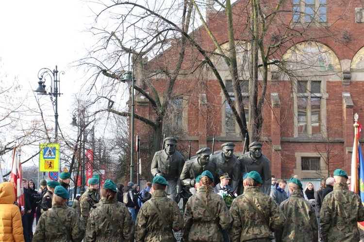 Uczniowie uczcili pamięć marszałka Józefa Piłsudskiego