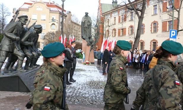 Przy grobie Marszałka