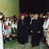 Ks. Mieczysław Porawski i bp Wacław Świeżawski podczas otwarcia KDK „Arka” w Racławicach.