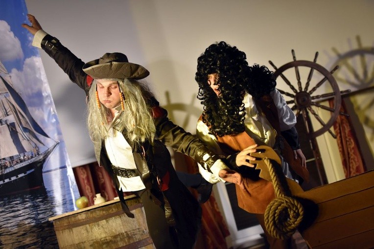 W drugiej części klerycy IV roku przedstawili sztukę kabaretową nawiązującą do "Piratów z Karaibów".