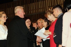 Opiekunowie szkolnych kół wolontariatu otrzymali dyplomy. Wręczali je (od lewej): Agnieszka Brzeska-Pająk, ks. Andrzej Tuszyński i Ewa Kamińska