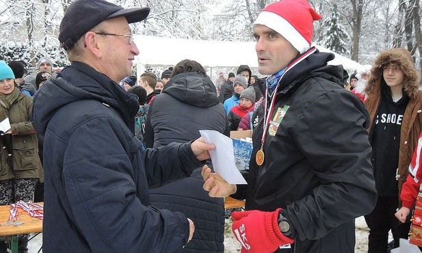 Ks. Józef Walusiak z najszybszym biegaczem zabawy Józefem Koźmińskim