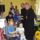 Spotkanie abp. Wiktora Skworca z dziećmi na oddziale onkologii w GCZD im. Jana Pawła II w Katowicach
