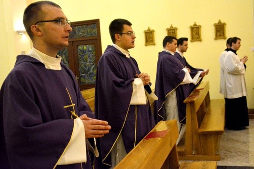 Neoprezbiterzy w kaplicy seminaryjnej koncelebrowali z biskupem Mszę św. 
