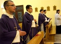 Neoprezbiterzy w kaplicy seminaryjnej koncelebrowali z biskupem Mszę św. 